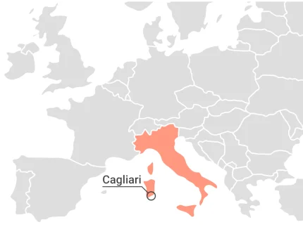 Es ist ein Ausschnitt einer Europakarte zu sehen, auf der Italien farblich hervorgehoben ist. Die Stadt Cagliari ist markiert. Das Bild stammt von EDUC.