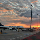 Ein Flugfeld in stimmungsvolles Morgenlicht getaucht.