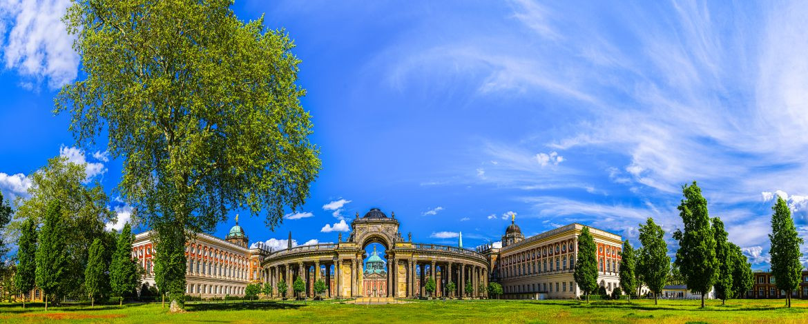 Kolonnade, ein Säulengang zwischen historischen Gebäuden des Neuen Palais