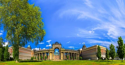 Kolonnade, ein Säulengang zwischen historischen Gebäuden des Neuen Palais