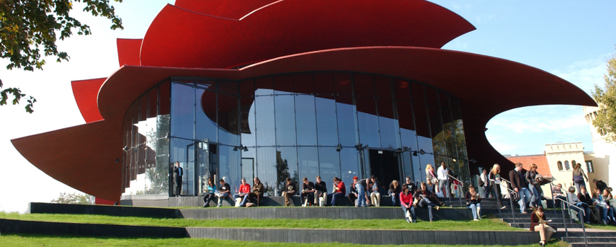 Die rote „Muschel“ des Hans Otto Theaters.