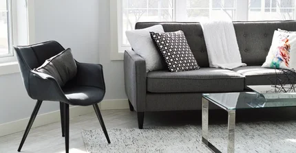 Sofa und Sessel mit kleinem Tisch