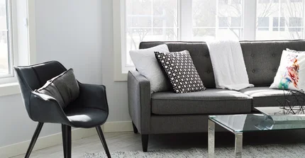 Sofa und Sessel mit kleinem Tisch