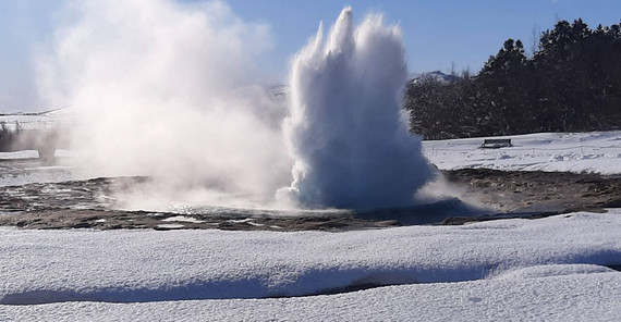 Mittelgroße Eruption des Strokkur Geysir am 14.3.2020. Die berstende Gasblase erzeugt eine Welle im wassergefüllten Becken des Geysirs. | Foto: Eva Eibl