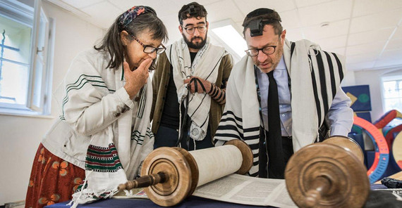 Studierende des Frankel College im Morgengottesdienst mit Gastdozent Rabbiner Aaron Flanzraich (rechts) aus Toronto, Kanada.