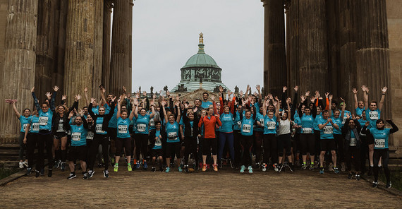 Alle „UP Runners“ posieren unter den Kolonnade für das Teamfoto.