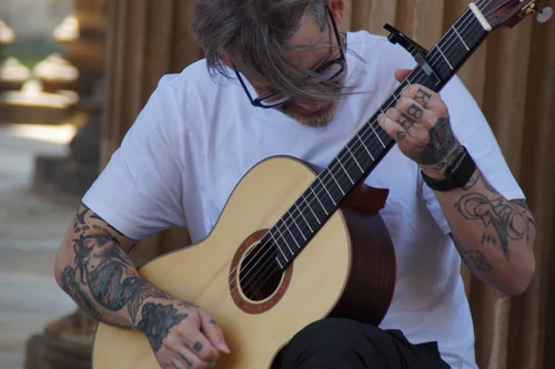 Pablo spielt Gitarre bei der Übergabe der Zeugnisse