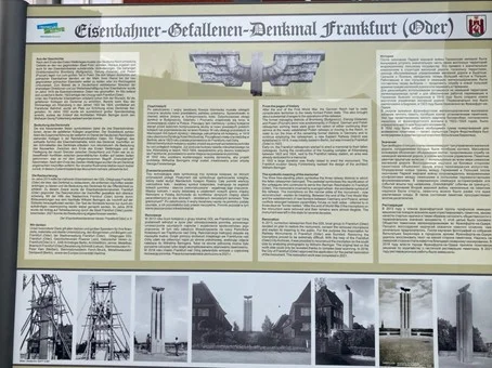 Das Bild zeigt eine Informationstafel für das „Eisenbahner-Gefallenen-Denkmal Frankfurt (Oder)“ mit Beschreibungen in deutscher, polnischer, englischer und russischer Sprache. Unter dem Text sind Bilder des Denkmals und seiner Konstruktion zu sehen.
