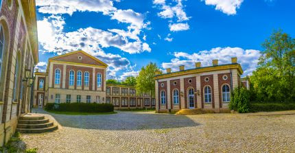 Blick auf den u-förmigen Innenhof eines Hauses