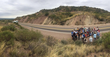 Gruppenbild entlang von andinen Beckenfüllungen an der „Ruta 7“. Foto: Heiko Pingel.