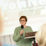 Vizepräsidentin für Forschung, wissenschaftliche Qualifizierungsphase und Chancengleichheit Barbara Höhle hält die Eröffnungsrede.