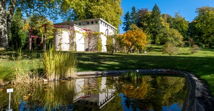 Stibadium und Teich im Botanischen Garten Potsdam