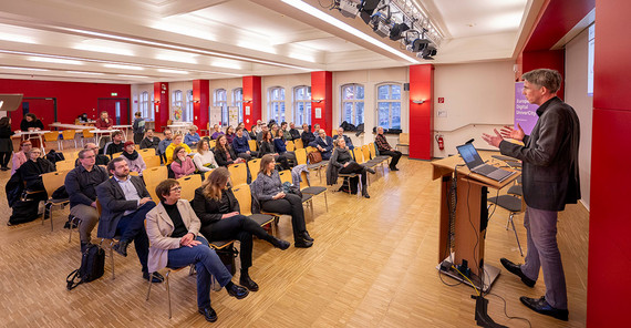 Dr. Peter Kostädt, Chief Information Officer der Universität Potsdam, beim Open Science Forum 2024.