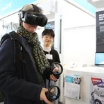 Frau mit VR-Brille auf