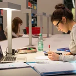 Studentinnen in der Bibliothek