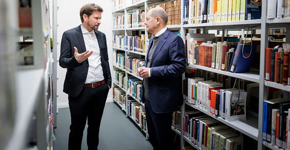 Federal Chancellor Olaf Scholz with Archive Director Peer Trilcke.