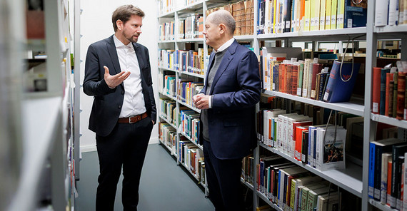 Bundeskanzler Olaf Scholz mit Archivleiter Peer Trilcke.