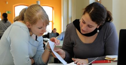 Studierende in Bibliothek