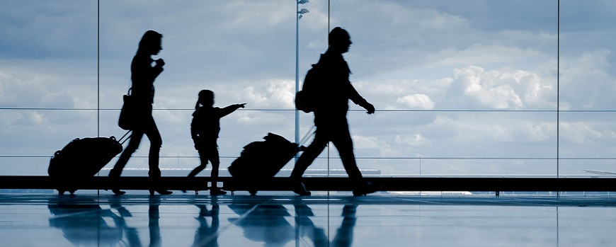 Familie mit Koffern am Flughafen