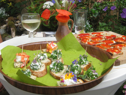 belegte Brotscheiben mit Kräuterquark