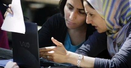 Zwei Frauen schauen auf einen Computer. Foto: Karla Fritze