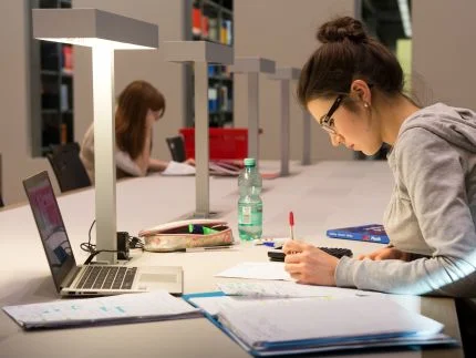 Studentin arbeitet in der Bibliothek
