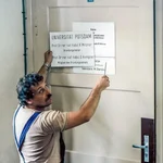 Mehr als ein neuer Name: Schilderwechsel am Büro des Gründungsrektors