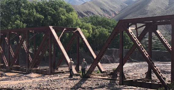 Bodo Bookhagen und Manfred Strecker bei der Betrachtung einer von Sedimenten überspülten und stillgelegten Eisenbahnbrücke in der Quebrada de Yacoraite, einem Zufluss des Rio Grande de Jujuy. Das Foto ist von Gregor Lauer-Dünkelberg.