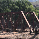 Bodo Bookhagen und Manfred Strecker bei der Betrachtung einer von Sedimenten überspülten und stillgelegten Eisenbahnbrücke in der Quebrada de Yacoraite, einem Zufluss des Rio Grande de Jujuy. Das Foto ist von Gregor Lauer-Dünkelberg.