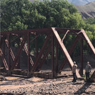 Bodo Bookhagen und Manfred Strecker bei der Betrachtung einer von Sedimenten überspülten und stillgelegten Eisenbahnbrücke in der Quebrada de Yacoraite, einem Zufluss des Rio Grande de Jujuy. Das Foto ist von Gregor Lauer-Dünkelberg.
