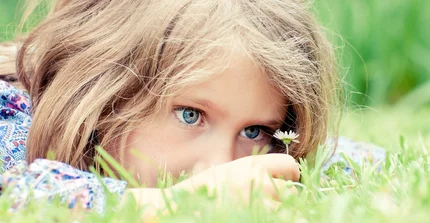 Kind im Gras