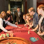 Gäste probieren sich am Roulette-Tisch aus. Foto: rotschwarzdesign