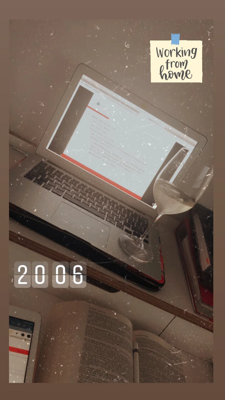 Auf einem Laptop ist eine Power Point Präsentation im Uni-Potsdam-Layout geöffnet. Auf dem Laptop steht ein Glas mit Weißwein. Eine in das Bild montierte Uhr zeigt 20:06 Uhr und auf einem ebenfalls montierten Post It in der rechten Bildecke steht "Working from Home"