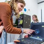 Linguistin Dr. Audrey Noiray erklärt den Einsatz eines Ultraschallsensors im Labor.