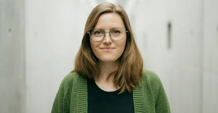 Frau Schmiedeskamp von Potsdam Transfer vor einem hellen Hintergrund
