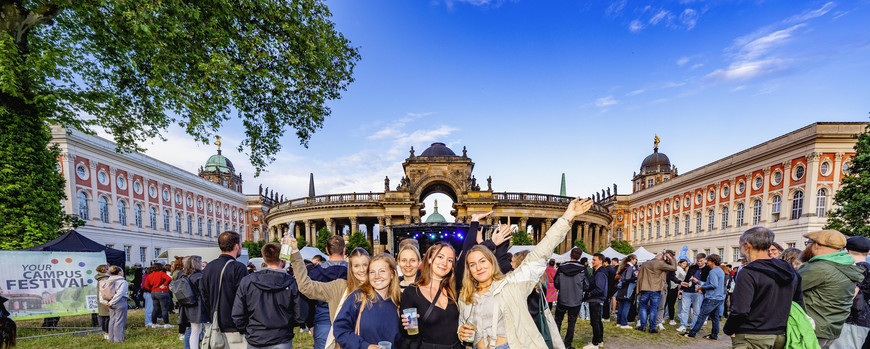 Studierende auf dem Campus Festival