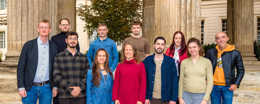 Teamfoto des Lehrstuhls, von links nach rechts: Jan Fliessbach, Felix Post, Renato Quiros Rojas, Ana María Reyes-Vujović, Wojciech Lewandowski, Melanie Uth, Patrick Auhagen, Álvaro Ugarte Isla, Beatrice Voigt, Julia Brüggemann, Iñaki Cano