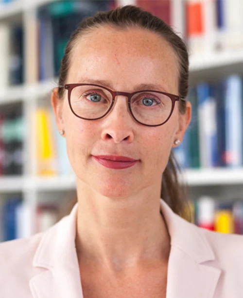 Portrait von Frauke Brosius-Gersdorf, Professorin für Öffentliches Recht, insbesondere Verfassungsrecht.