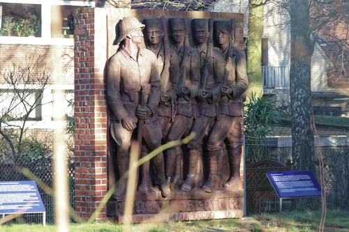 One of the two so-called ‘Askari reliefs’ in the Hamburg Germany-Tanzania History Garden, also called ‘Tanzania Park’, shows black Askari (Kiswahili for ‘soldier’) and a white officer.