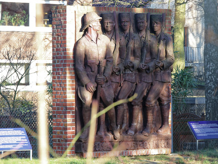 One of the two so-called ‘Askari reliefs’ in the Hamburg Germany-Tanzania History Garden, also called ‘Tanzania Park’, shows black Askari (Kiswahili for ‘soldier’) and a white officer.