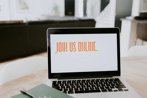 Laptop mit der Aufschrift "Join us"