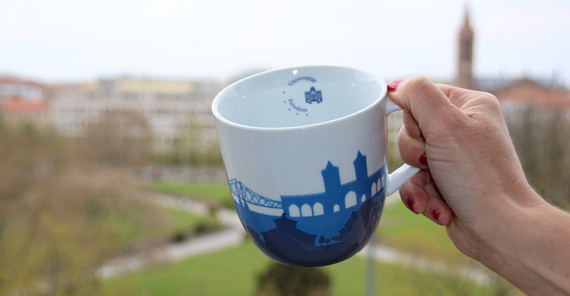 Jumbo Tasse mit Stadt-Silhouette Potsdams und Uni-Logo | Foto: UP Transfer GmbH