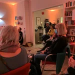 Gäste beim wissenschaftlichen Friseursalon
