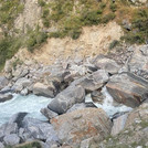 Felsbrocken an den steileren Hängen des Flusslaufs.