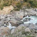 Felsbrocken an den steileren Hängen des Flusslaufs.