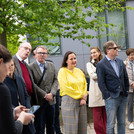 Mehrere Personen stehen vor einem Gebäude.