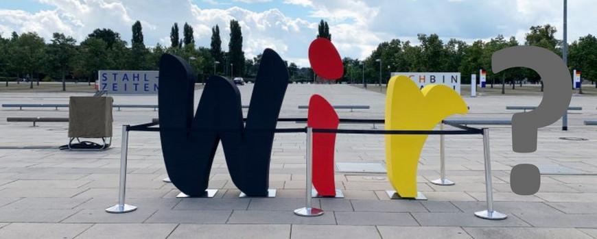 Schriftzug "WIR" mit eingefügtem Fragezeichen dahinter, fotografiert in Potsdam bei der Einheitsfeier zum 30jährigen Jubiläum der Wiedervereinigung