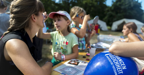 Kinderschminken beim Unicamp 2018 des Koordinationsbüros für Chancengleichheit. Foto: Thomas Roese.