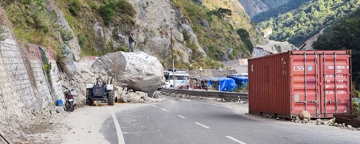 Ein großer Block verperrt die Straße. - 