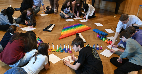 Workshop mit einer Schulklasse zum Thema Zwölftonmusik